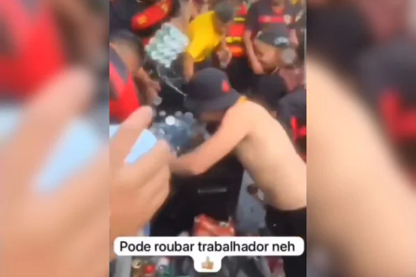 Imagem colorida de torcedores do Sport roubam ambulante antes de clássico - Metrópoles