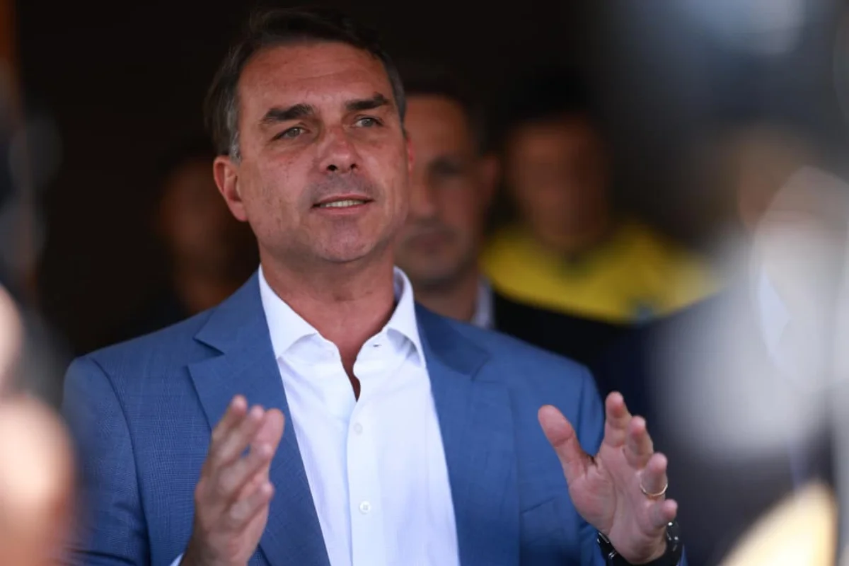 Flávio confirma que vai a debates de 2° turno: "São importantes" Flávio confirma que vai a debates de 2° turno: "São importantes"