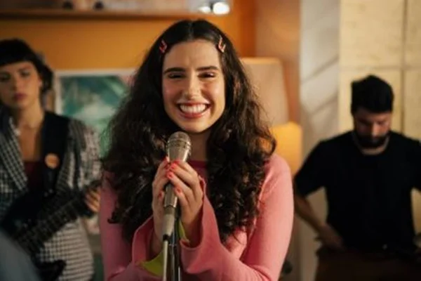 Nina Fernandes se junta a Manu Gavassi e Vitão em série da Disney+