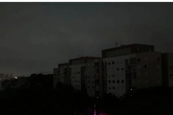 Imagem colorida, apagão nacional deixou 88 mil unidades sem luz em SC por mais de 1 hora- Metrópoles