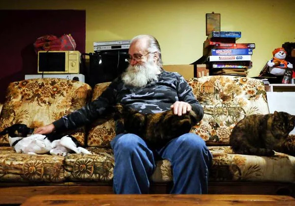 Homem acha R$ 175 mil em sofá usado e devolve à dona
