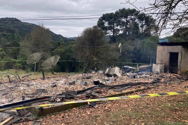Fogo colorida de incêndio em Santa Catarina - Metrópoles