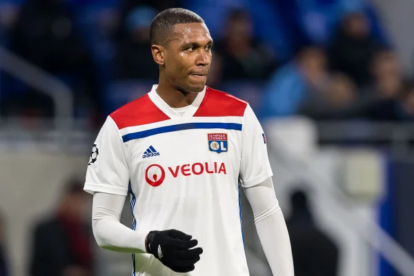 Após gol contra bizarro, Marcelo é afastado pela diretoria do Lyon