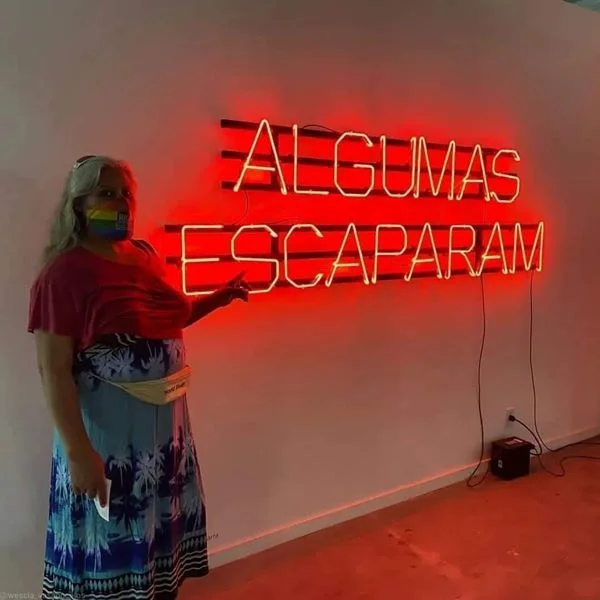 Uma das salas da Casa leva na parede uma frase de impacto Uma das salas da Casa leva na parede uma frase de impacto