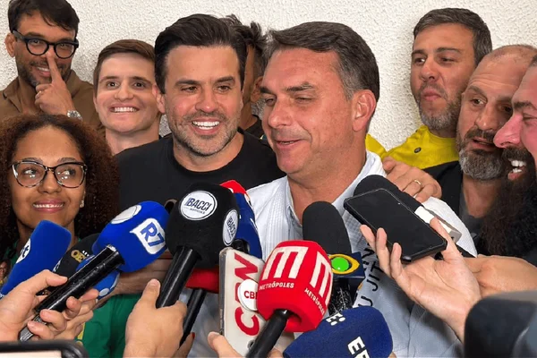 Flávio Bolsonaro fala que Lula é pai de Lulinha e de Tigrinho em ato de campanha nesta terça-feira (29/9).