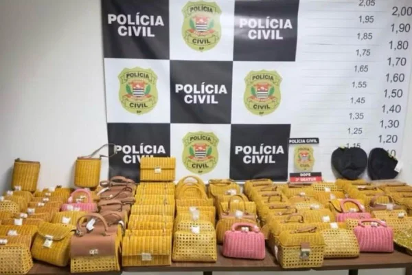 Mulher é presa com 113 bolsas de luxo furtadas que somam R$ 260 mil