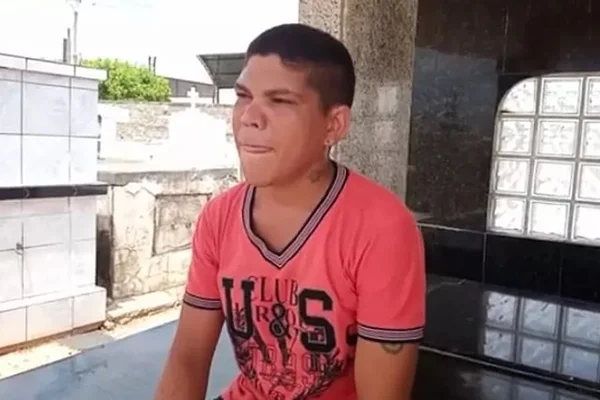 Jovem mora em cemitério e dorme em túmulos abertos: “Medo dos vivos”