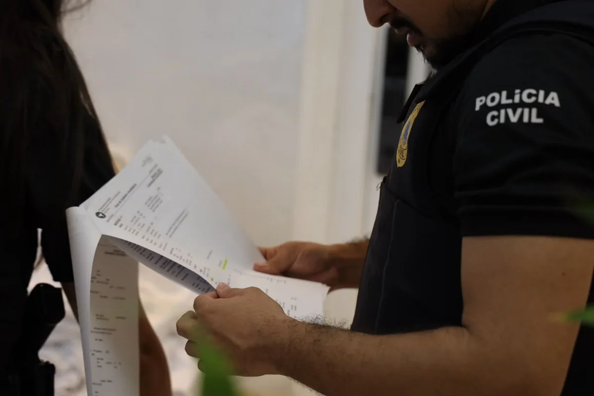 Agentes lendo documentos Agentes lendo documentos