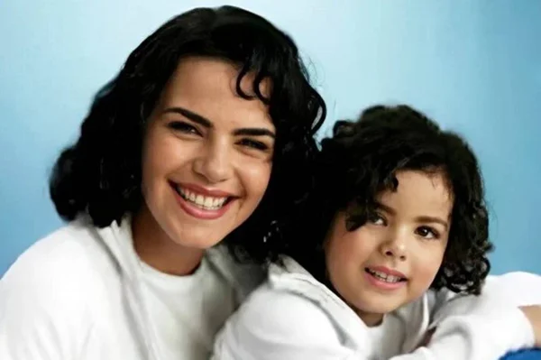 Foto colorida de Rafaela Romolo com Ana Paula Arósio- Metrópoles
