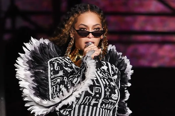 Em homenagem a Mandela, Beyoncé faz show com figurinos exclusivos