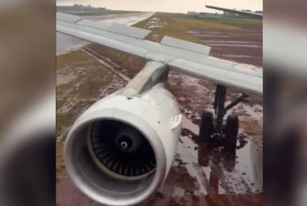 Avião da Latam sai da pista durante pouso em aeroporto de Cascavel