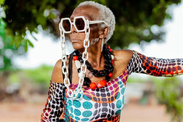 Na imagem com cor, foto de Margaret Chola, a icône fashion da Zâmbia, país no sul da África - metrópoles