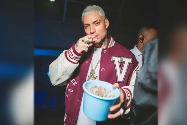 Foto colorida de Filipe Ret em sua festa
