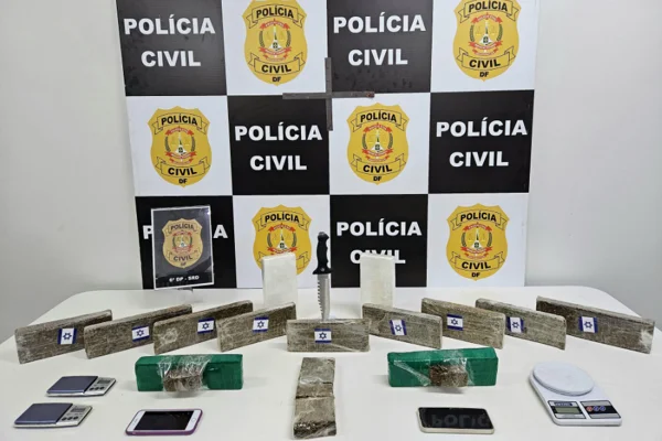 Drogas com símbolo do TCP são apreendidas no DF