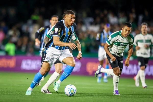 Braithwaite marca nos acréscimos e Grêmio vence Coritiba no Couto Pereira