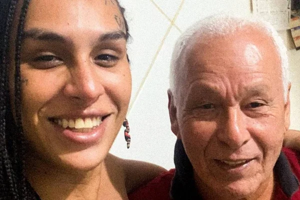 Linn da Quebrada e o pai, seu Lino