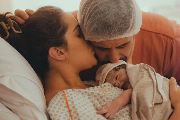 na foto um casal segura um bebê nos braços após o parto, o bebê é Vittorio Lobão Argello - Metrópoles