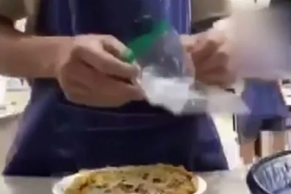 Adolescente admite ter servido crepe com sêmen a professores em escola