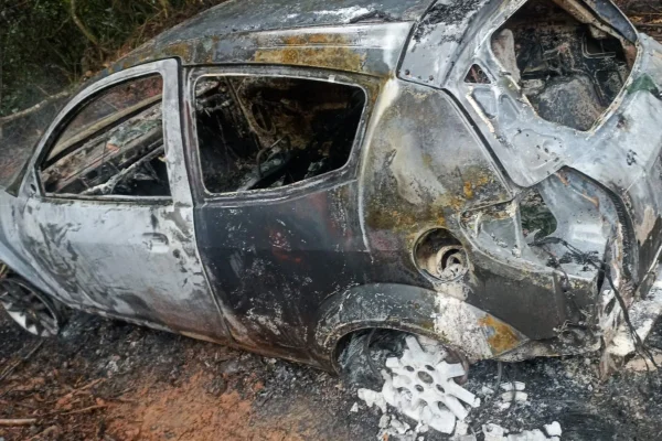 Carro do PM Fabrício Gomes Santana foi encontrado carbonizado em Itapecerica da Serra - Metrópoles