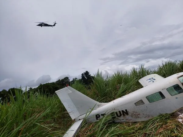Caças interceptam avião com 165kg de supermaconha na Amazônia; vídeos