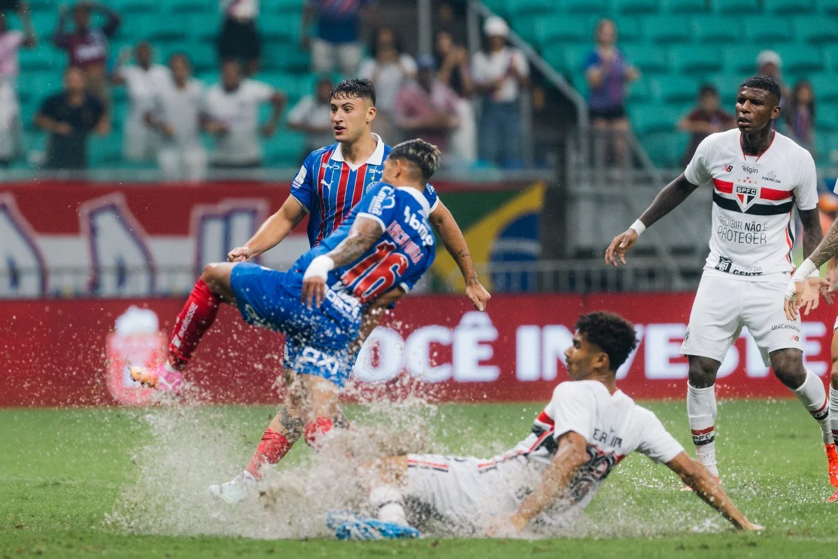 Disputa de bola na partida entre Bahia e São Paulo no Brasileirão Disputa de bola na partida entre Bahia e São Paulo no Brasileirão