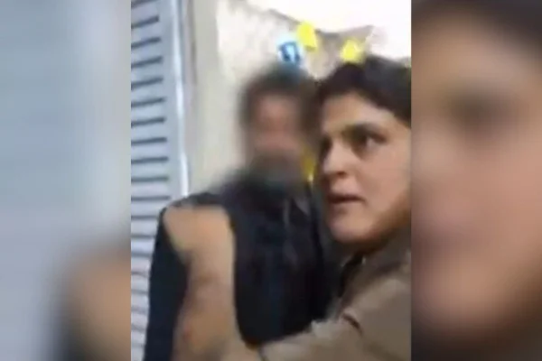 Imagem colorida mostra discussão entre homem trans e segurança de festival na porta de banheiro - Metrópoles
