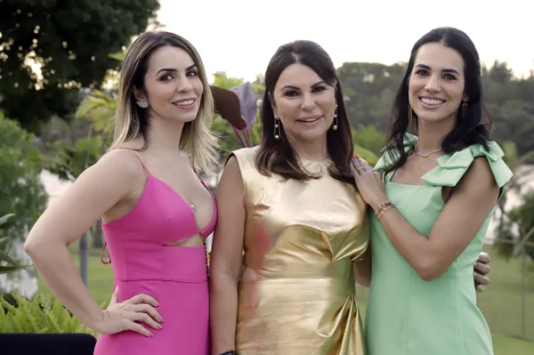 Darc Sarkis recebe amigas em happy hour para celebrar aniversário