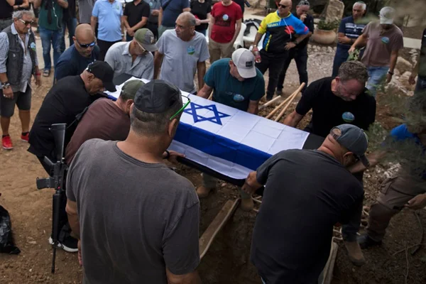 Imagem colorida mostra Familiares e amigos comparecem ao funeral de Yossi Vahab, que foi morto durante o ataque do Hamas ao Kibutz Nir Oz - Metrópoles