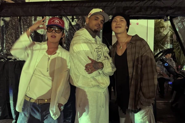Imagem colorida de Integrantes do BTS e Chris Brown - Metrópoles