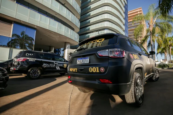 Viatura da Gaeco no BRB durante a Operação Juros Zero, do MPDFT, investiga esquema de fraude em folha de pagamento de servidores