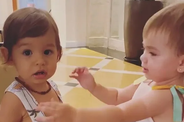 Fofos! Filhos de Sabrina Sato e Isis Valverde se abraçam em vídeo