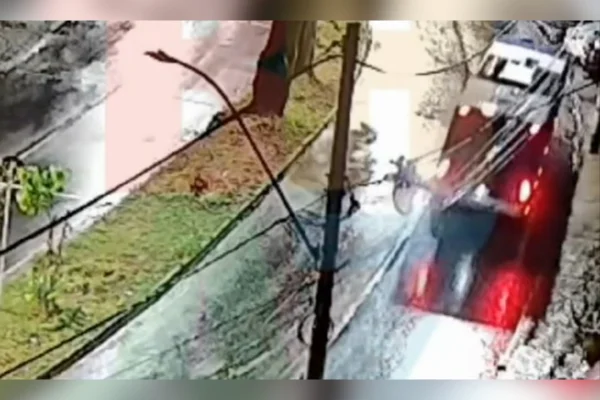 Homem morre ao cair de garupa de moto e ser atropelado por ônibus