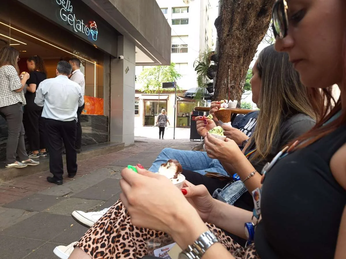 Paulistanos tomam sorvete na Avenida Paulista em dia de forte calor