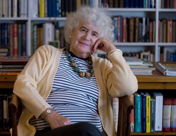 Escritora britânica e pioneira transexual Jan Morris morre aos 94 anos