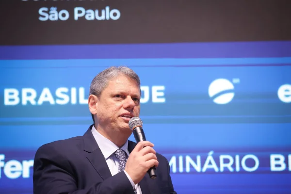 O governador Tarcísio de Freitas durante evento organizado pelo Esfera em SP - Metrópoles