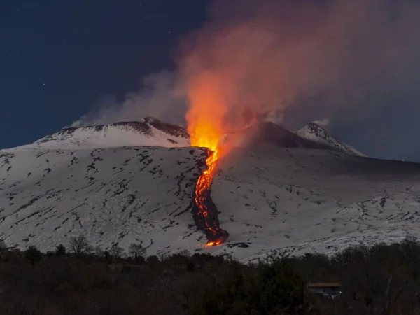 Foto colorida de vulcão Edna em erupção - Metrópoles