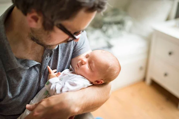 Mito ou verdade: balançar bebê para dormir pode levá-lo à morte?