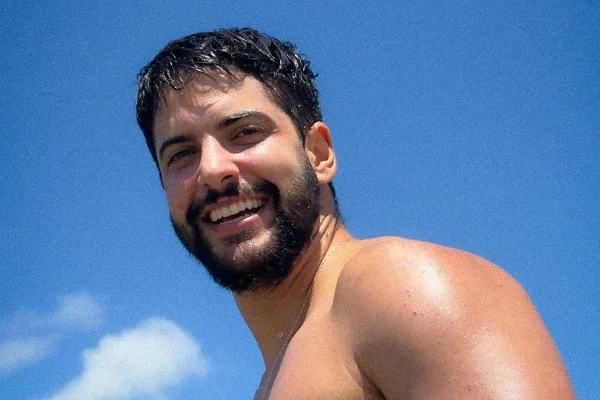 Imagem colorida de homem branco, com barba - Metrópoles