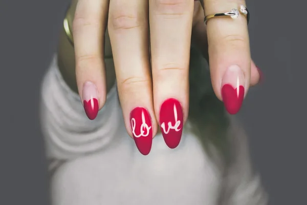 Cinco nail arts que prometem bombar no verão de 2021