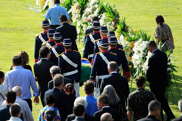 Corpo do ministro Teori Zavascki é enterrado em Porto Alegre
