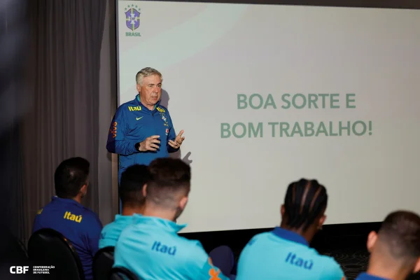 Foto colorida de Carlo Ancelotti, treinador da Seleção Brasileira - Metrópoles
