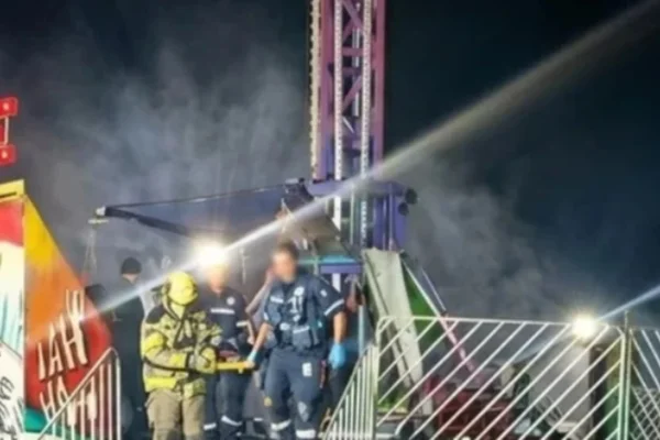 Pelo menos 12 pessoas ficam feridas em acidente em parque de diversões