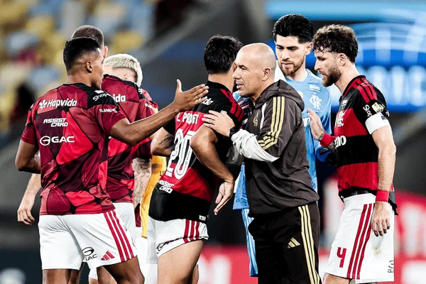 Leonardo Jardim cumprimentando jogadores do Flamengo após vitória na Libertadores