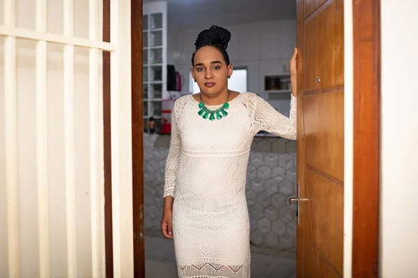 Conheça a responsável por projeto que abriga travestis em apartamento do DF