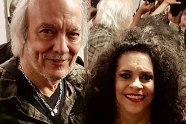 Erasmo Carlos e Gal Costa posam sorridente para fotos - Metrópoles