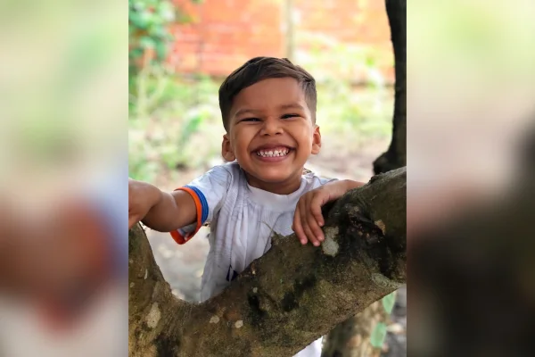 Filho de blogueira morre ao levar choque enquanto brincava na praia