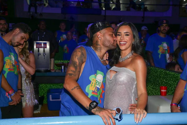 Neymar e Bruna Biancardi curtem Sapucaí em clima de romance - Metrópoles
