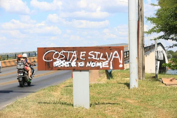 Placa de acesso à ponte Honestino Guimarães é pichada