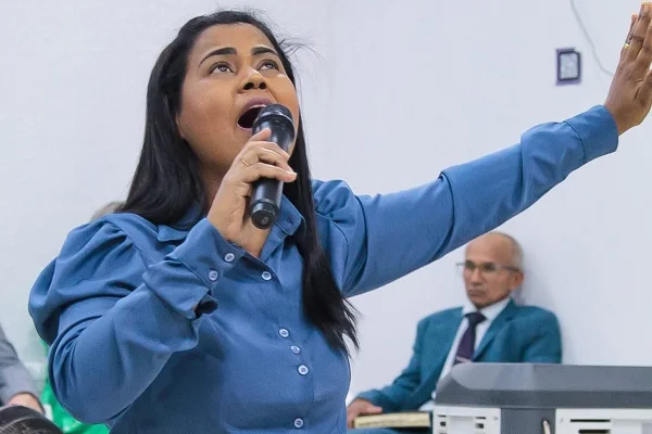 Imagem colorida da cantora gospel Ana Clézia - Metrópoles