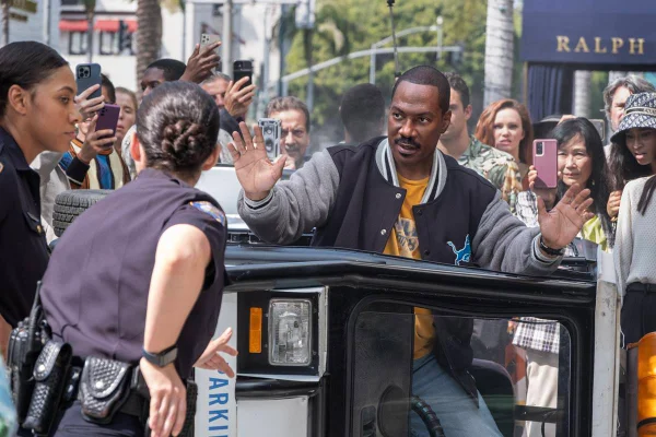 Homem preto (eddie murphy) confrontando policiais - Metrópoles